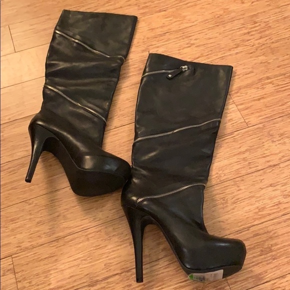 Not Too Coy Gemini black leather zip boot NWT - Picture 3 of 4